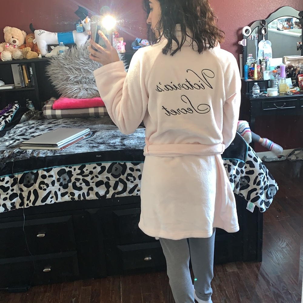 Robe - Picture 2 of 5